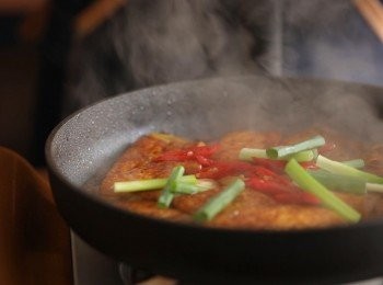 step5: 起鍋前再依照喜好放入辣椒與青蔥就完成了。