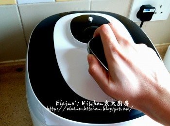 step11: 此時安全眼會凸出 , 用手向右排氣 , 當安全眼落下代表排氣完成 , 便可打開鍋蓋