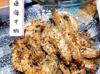 step3: 溫油落蒜茸爆香，加入辣椒粒，豆豉及炒香。加多少少油，放入麵包糠，不停手炒至金黃色。加入黑椒及香茅椒鹽調味就得喇。