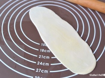 step6: 將剛才捏成球、鬆弛好的圓球，底部朝上用擀麵棍捍成長橢圓形