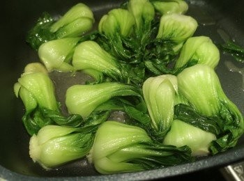step6: 小棠菜用兩片薑片起鑊，小棠菜加上蒸雞上湯，然後蓋蓋煮幾分鐘，蒸好後上碟備用。