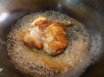 step3: 把醬汁倒入鍋子中 , 把<a href="https://bit.ly/2ZxapeY" target="_blank" data-keyword="雞排" class="guide-link"><strong>雞排</strong></a> <span style="display:inline-block;vertical-align:middle;margin-top:-3px;color:initial;border-radius:3px;padding:2px 3px;font-size:12px;line-height:14px;background:#87d300;color:#fff;">即買</span> 加入煮一下 , 直至醬汁變濃郁即可