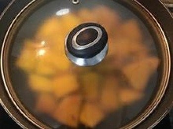 step7: 轉小火燜煮約5分鐘；