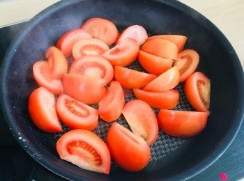 step8: 燒紅油鑊，放入蕃茄，略煎，盛起備用。