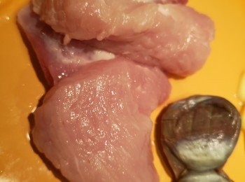 step2: 瘦肉斬成一舊舊。