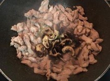 step3: 炒鍋加熱後放入適量的油，接著下肉絲拌炒逼油，再放入香菇絲拌炒出香味。