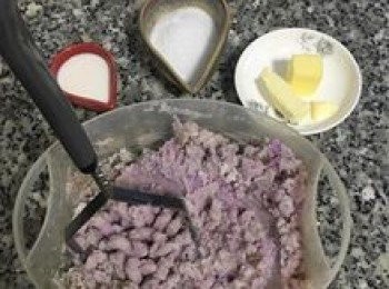 step2: 蒸熟後趁熱壓成泥，