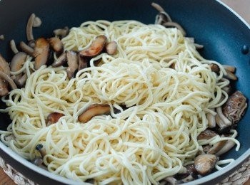 step3: 然後下伊麵，炒一分鐘