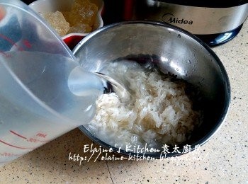 step1: 白米用水沖洗乾淨瀝乾水份 , 加1杯水份量浸過面靜待一晚