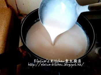 step10: 加入冰糖用慢火慢慢煮至冰糖溶 , 盛起杏仁茶入碗內 , 放上適量黑芝麻粉即可