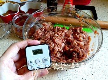 step2: 再加入辣椒粉 , 白砂糖 , 蜜糖 , 黑胡椒碎拌勻靜待1小時