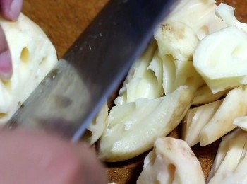 step4: 以半切半撬的方式切蓮藕。
刀切一半, 不切斷, 再以撬開的方式, 令蓮藕斷開, 斷面增加面積, 能沾附更多汁液。同時牽出藕絲。全部整理好後, 備用。