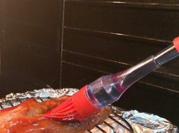 step6: 打開爐門，掃上<span class="group_4">掃料</span>(要均勻, 多點也不怕)，再焗5分鐘