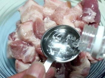 step5: <span class="group_2">南乳醬汁</span>已有足夠的味, 沒必要再增加額外的調味。喜歡的話, 可以些許料酒略為醃片刻。也可直接下鍋。