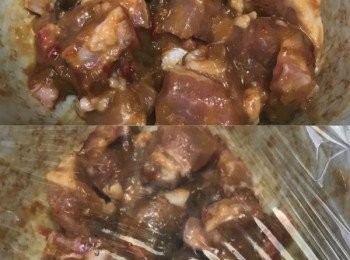 step3: 加入一字排骨拌勻
蓋上保鮮紙，最好醃一晚，最少醃半小時