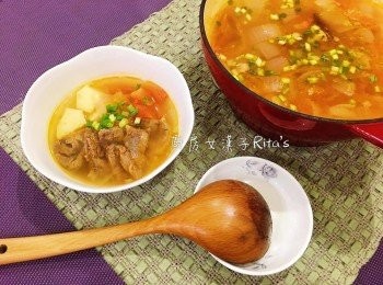 step13: 撒上蔥花，清爽好喝的清燉蕃茄牛肉湯完成。