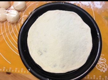 step9: Pizza烤盤抹上菜油，將已壓成圓形的150 g麵團放在烤盤上，用叉在麵團上刺孔。