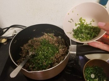 step7: 最後熄火，放所有蔥、芫茜及辣椒粉落鑊兜勻即可