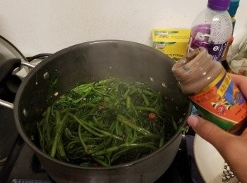 step5: 炒3分鐘左右，差不多煮至7成就放兩茶匙蝦醬