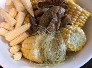 step2: 將所有<span class="group_1">材料</span>洗淨，粟米切段、粟米鬚洗淨浸水5分鐘，瀝乾水、粟米芯一開二、無花果切厚條