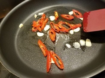 step5: 用少許油起鑊,先爆香長紅椒及蒜頭