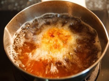 step7: 60秒後翻面，再炸60秒，起鍋後直接放入烤箱，用攝氏180度，烤12分鐘。(Tips3、4)