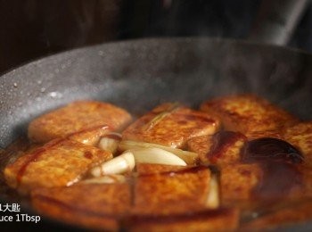step4: 豆腐入味後再加入一匙蠔油增加鮮味並幫助收汁。