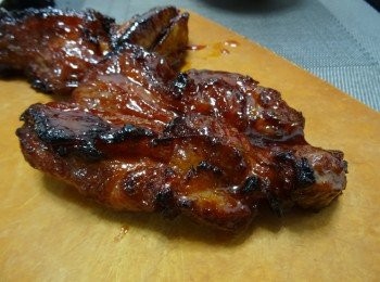 step7: 將爐溫升至250度； 在叉燒上掃上一層<span class="group_4">掃料</span>； 焗至邊位焦香便可出爐（約8分鐘）讓叉燒靜止10分鐘； 便可切片上碟。