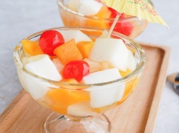 step4: 將杏仁豆腐切小塊，再佐罐頭雜果享用！