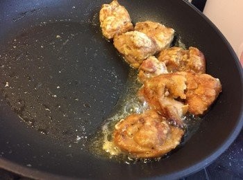step3: 燒熱油鑊，將雞件半煎炸成金黃色，撈起用廚紙吸去多餘油份，備用