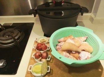 step2: 乾蔥頭和蒜頭琢蓉，豬手洗淨去碎骨和豬毛。