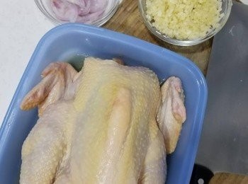 step1: 雞洗淨內外，抹乾後，塗上鹽及紹興酒，包好放雪櫃，最少3-4小時，最好過夜。
