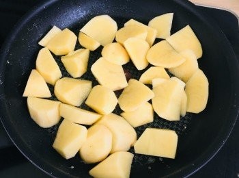 step7: 燒紅油鑊，放入薯仔及甘荀，略煎，盛起備用。