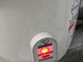 step3: 放入保温keep warm狀態（不要按cooking掣）電飯煲內注入一些水蓋上飯煲蓋7-8小時自行發酵直至乳酪凝固為止