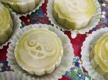 step1: 先將冰皮預拌粉混入水及椰青水搓成白色粉團後分一半出來拌入綠茶粉成為綠色粉團用保鮮紙包好備用