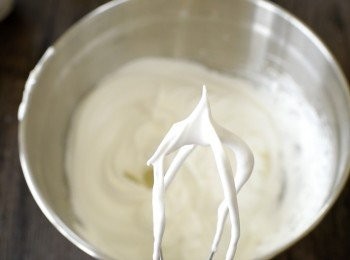 step2: 再以高速打發，至蛋白霜留下痕跡，末端堅挺，就成「乾性發泡 Stiff Peak」蛋白霜。將碗倒轉，如蛋白霜不掉下就ok