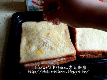 step8: 放入蛋液內沾至每面完全吸收蛋液 , 再灑上麵包糠