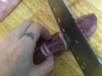 step3: 接著於正面劃刀（從側邊捏起，再劃刀會比較方便）；