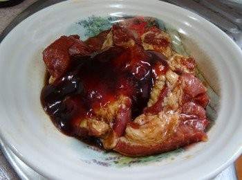 step3: 之後到去多餘醃汁；  加入3湯匙叉燒醬醃一小時(用手揉勻); 
倒去碟中多餘的醃汁； 加2湯匙叉燒醬揉勻準備入爐