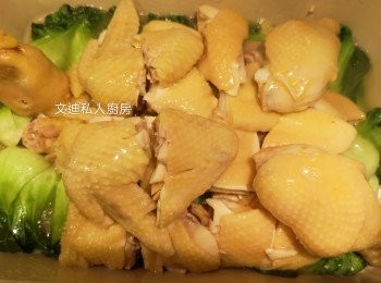 step9: 將上湯茨淋上雞面和小棠菜上即完成。