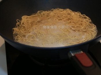 step2: (2)	炒麵餅用水烚熟後AF200度11分鐘 (出爐脆卜卜好正)