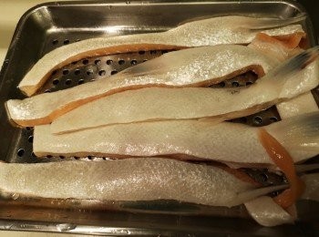 step1: 先用暖水泡菜甫約15分鐘後切粒。三文魚腩柳洗乾淨，索乾水份後切粒後，用醃料醃<a href="https://bit.ly/3Caa2o9" target="_blank" data-keyword="三文魚柳" class="guide-link"><strong>三文魚柳</strong></a> <span style="display:inline-block;vertical-align:middle;margin-top:-3px;color:initial;border-radius:3px;padding:2px 3px;font-size:12px;line-height:14px;background:#87d300;color:#fff;">即買</span> 腩粒。
