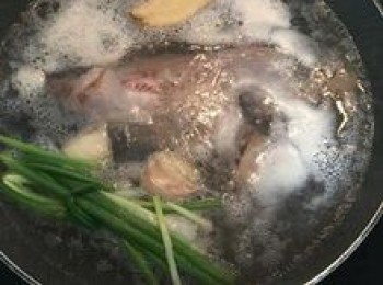 step5: 煮小牛腱時，期間要把浮起的泡泡撈掉；