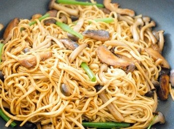 step4: 下所有<span class="group_2">調味料</span>和香蔥，再炒一炒即成！