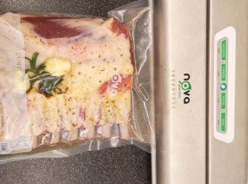 step3: 將羊架放入真空袋後，把橄欖油和生抽倒入真空袋內，之後進行抽真空備用。