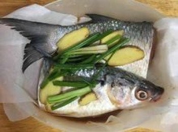 step3: 蒸鍋中的水先煮滾。
魚放入蒸盤，擺上一半的蔥段和薑片，均勻淋上蒸魚醬汁，