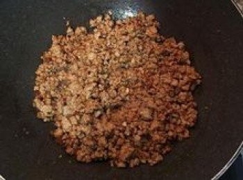 step6: 加入辣豆瓣醬與絞肉炒香；