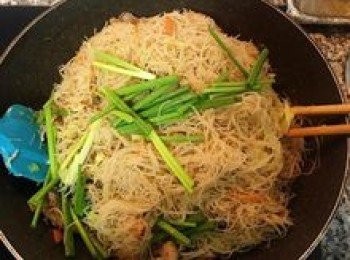 step12: 放入蔥綠，做最後的翻炊粉的動作，讓蔥綠也能受熱即可試味道，微調後起鍋。