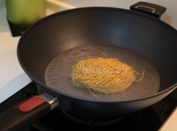 step1: (1)	瘦肉用醬油、糖、胡椒粉略醃