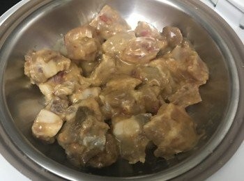 step4: 之後連同蒸架放上飯煲，按制跟飯一齊煮熟即可
如果不用飯煲，隔水蒸20分鐘即可